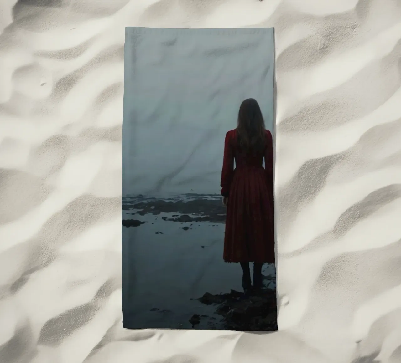 Una donna con un vestito rosso sta in piedi, contemplativa, vicino alla nebbia. telo mare da DesignDoodle