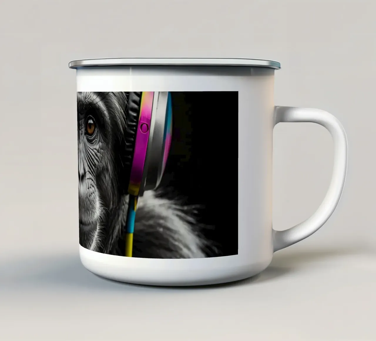 un gorilla che indossa cuffie colorate e si gode la musica tazza in smalto da DesignDoodle
