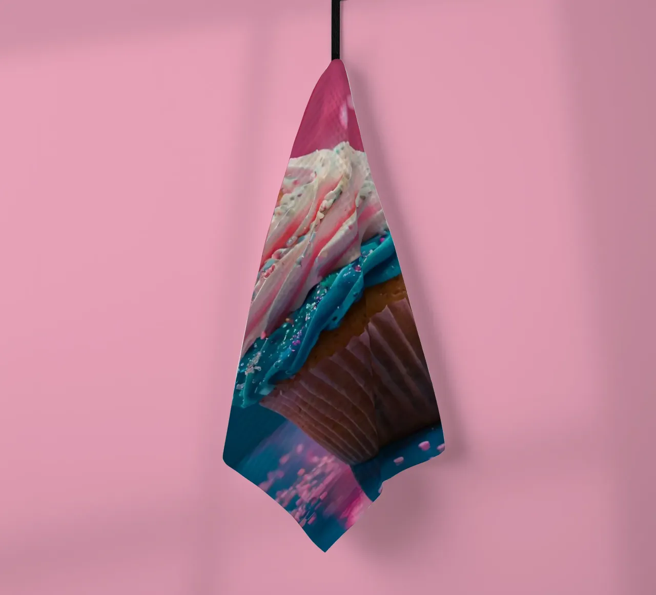 cupcake coloré avec des tourbillons de glaçage et des saupoudrages torchon de DesignDoodle