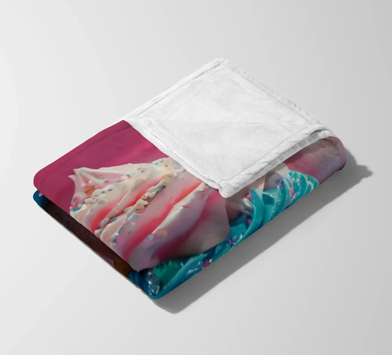 cupcake colorati con vortici di glassa e zuccherini coperta in pile da DesignDoodle