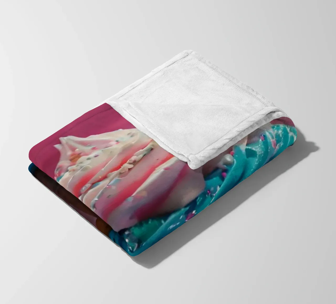 cupcake colorati con vortici di glassa e zuccherini coperta in pile da DesignDoodle