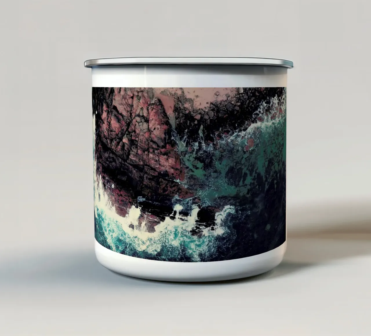 Emerald Green Sea tazza in smalto da Ingrid Beddoes