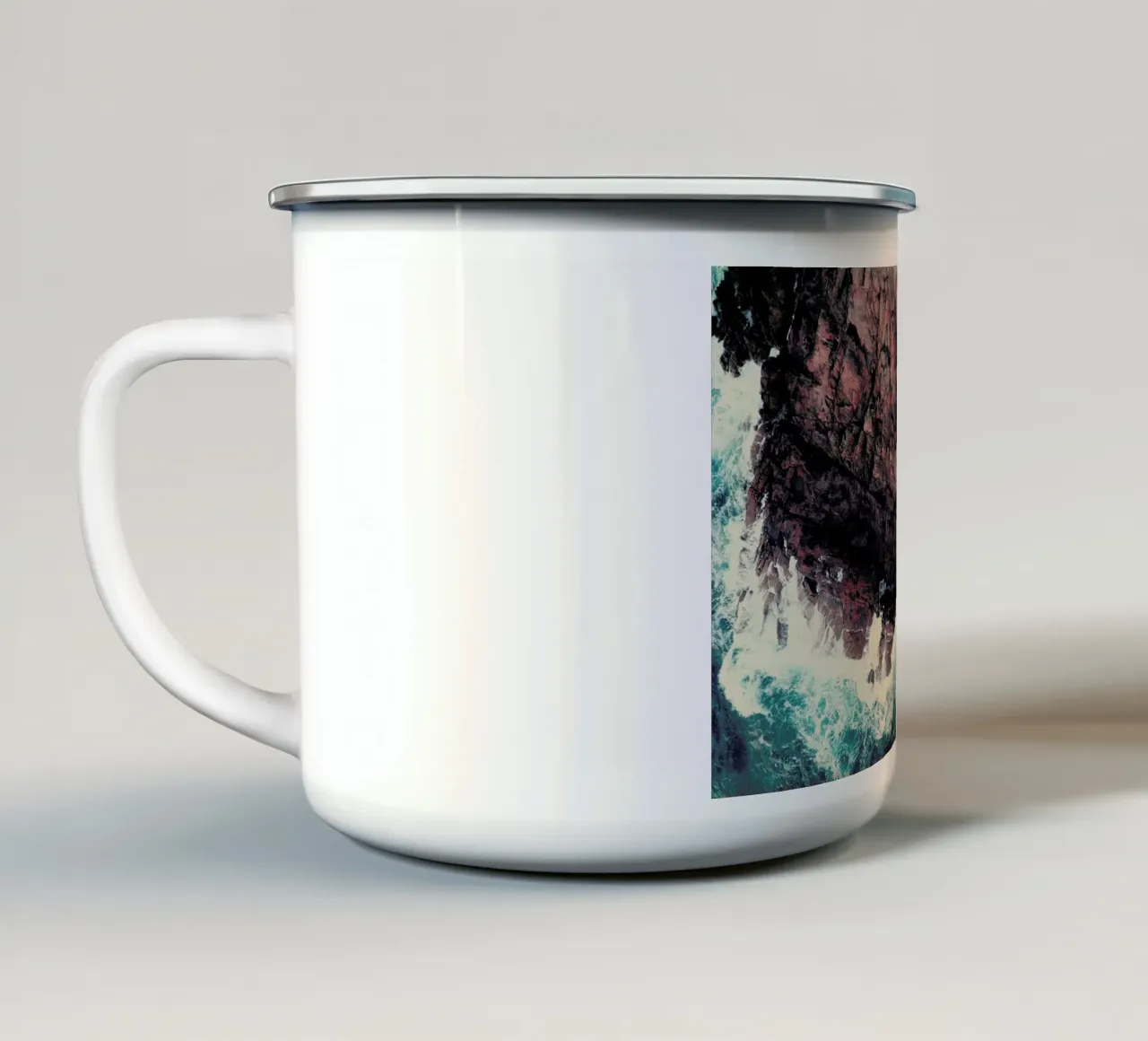 Emerald Green Sea tazza in smalto da Ingrid Beddoes