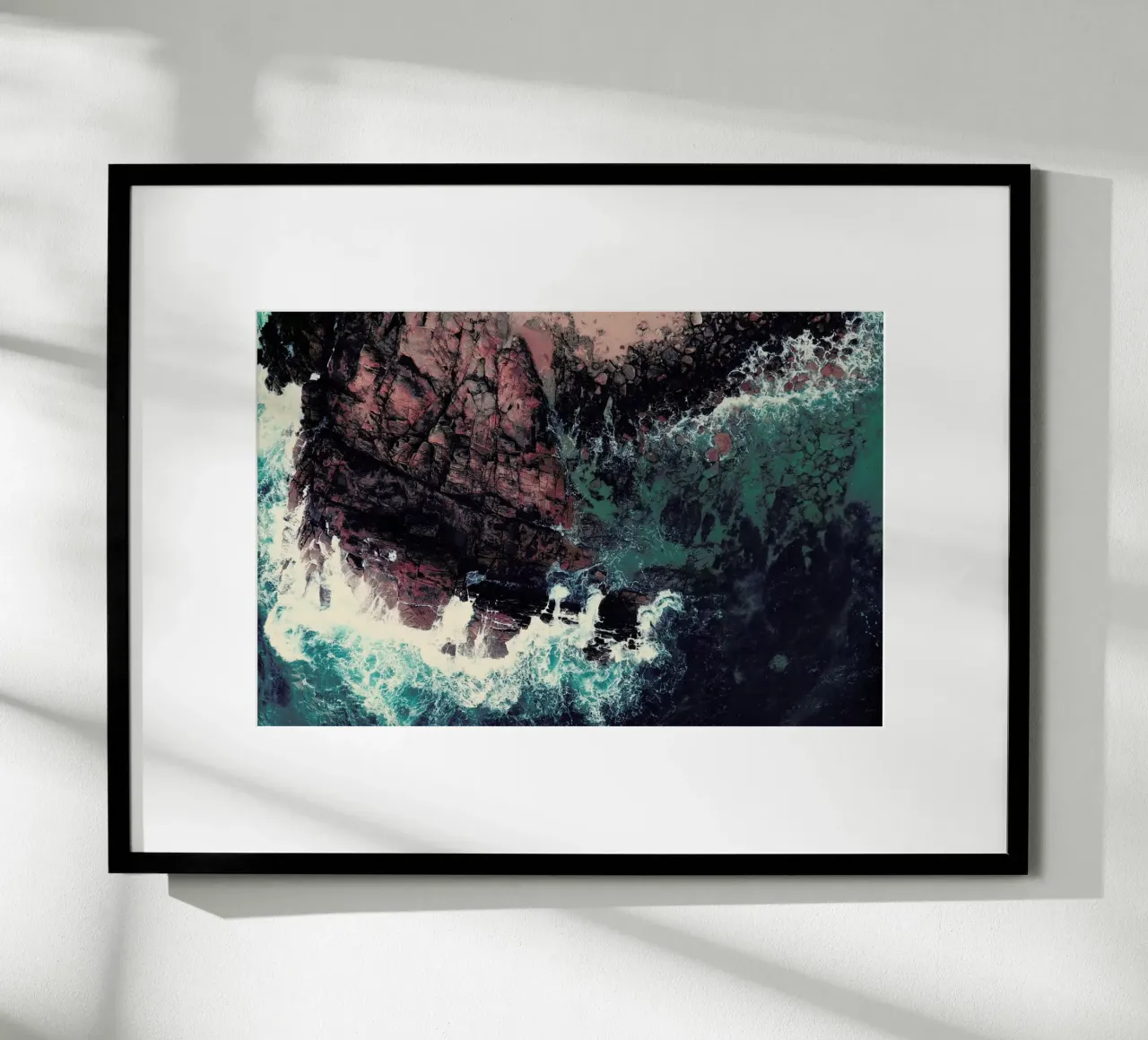Emerald Green Sea poster con telaio in alluminio da Ingrid Beddoes