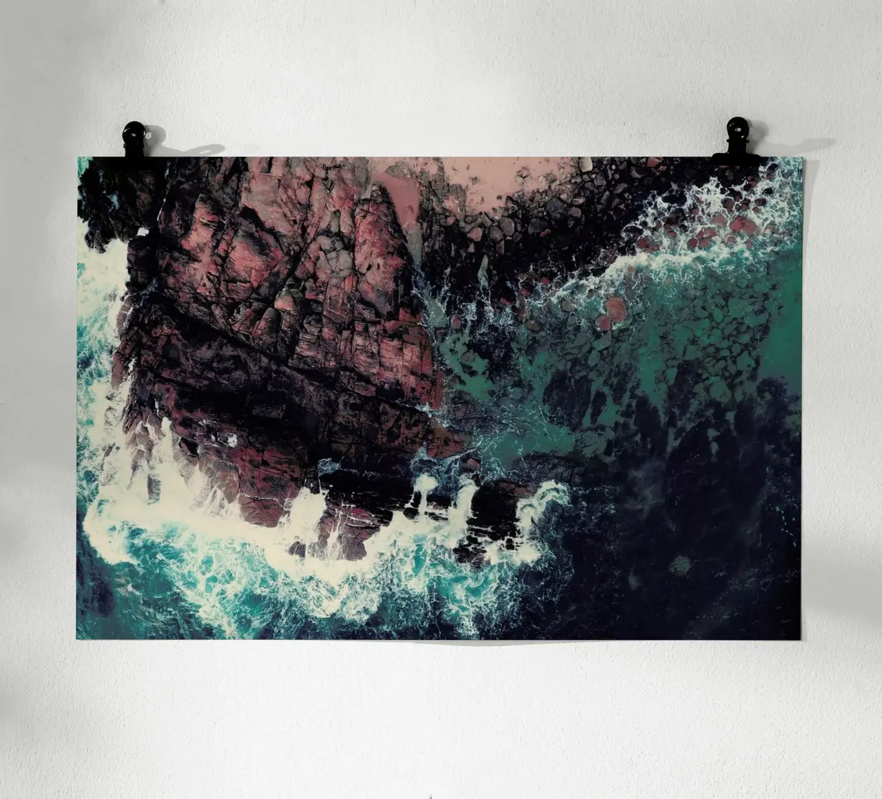 Emerald Green Sea poster con telaio in alluminio da Ingrid Beddoes