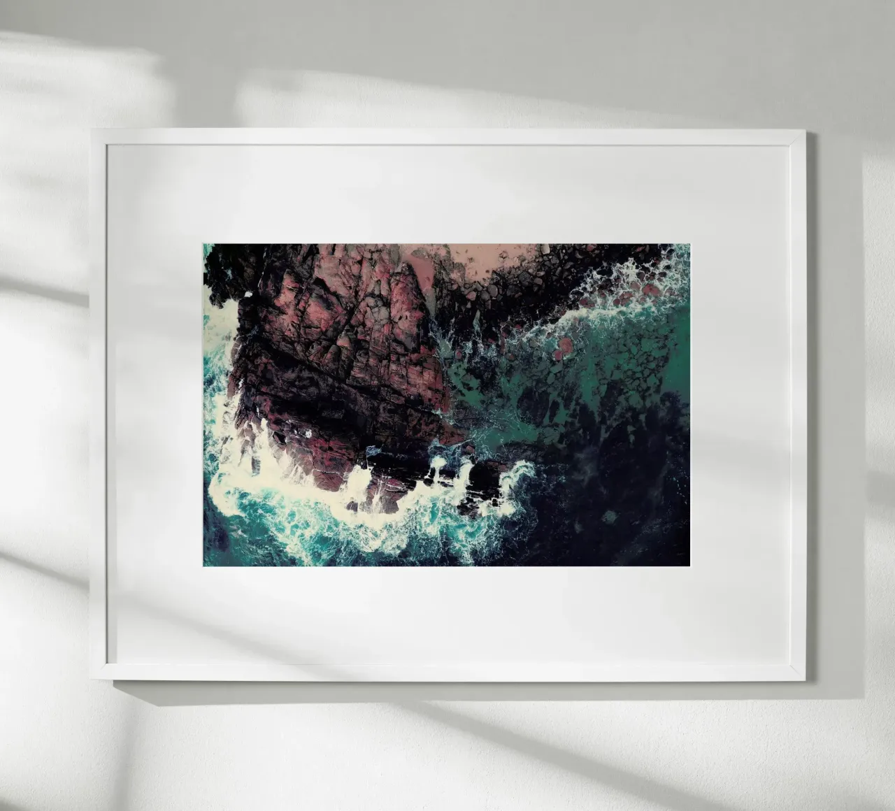 Emerald Green Sea poster con telaio in alluminio da Ingrid Beddoes