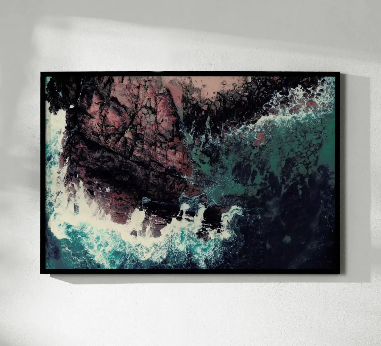 Emerald Green Sea poster con telaio in alluminio da Ingrid Beddoes