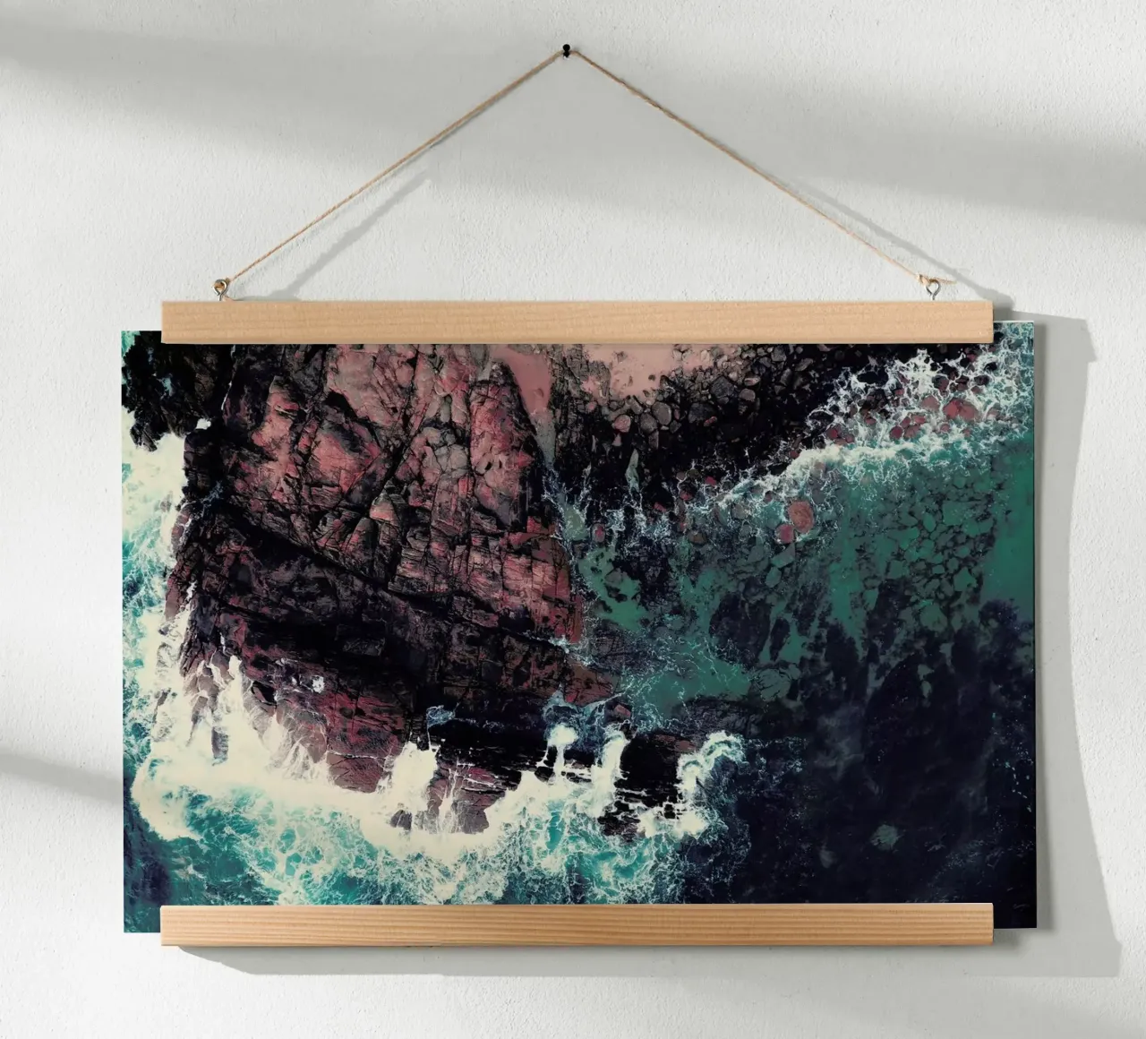 Emerald Green Sea poster con telaio in alluminio da Ingrid Beddoes