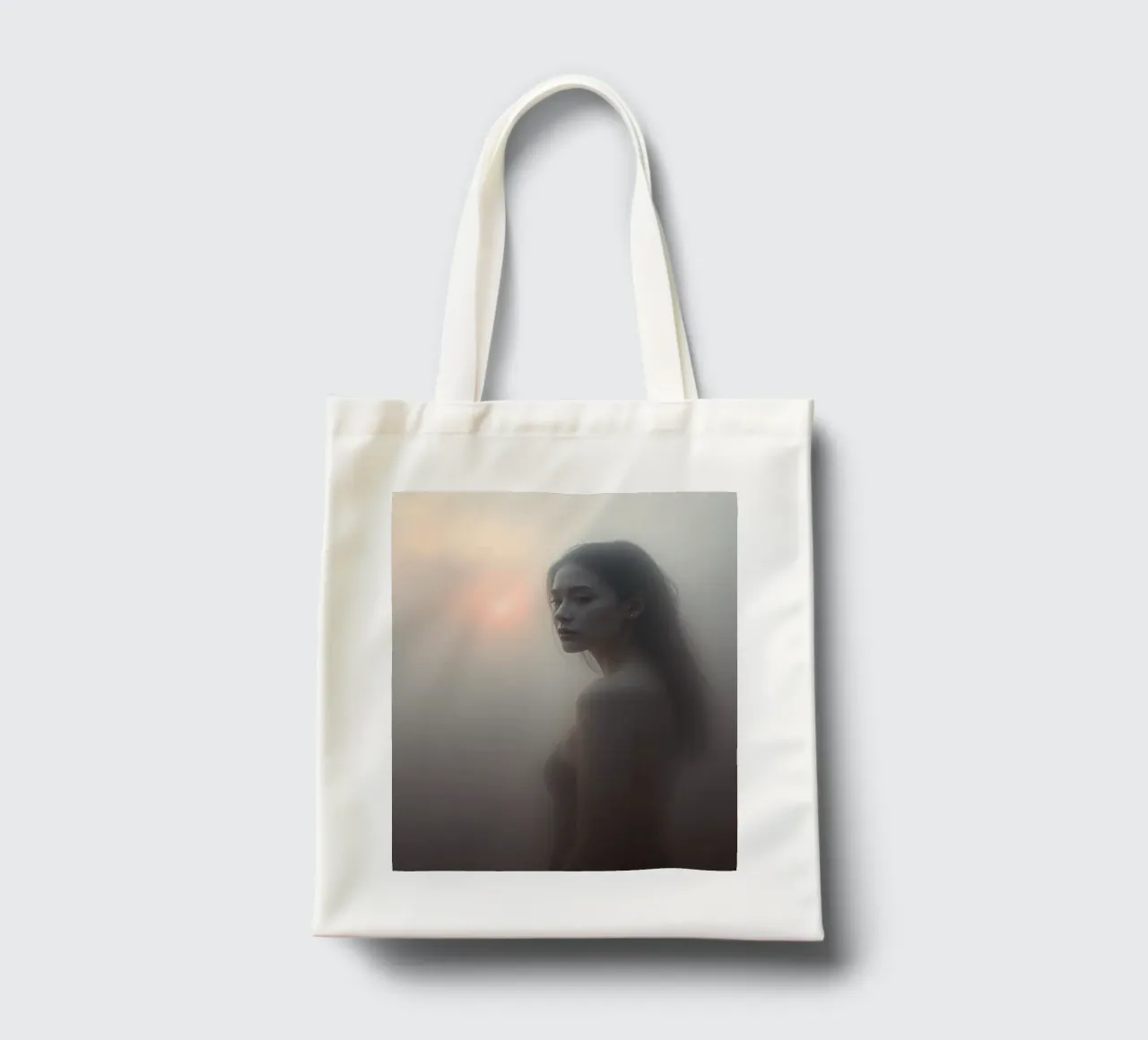Una donna in piedi in un paesaggio nebbioso all'alba borsa in juta da DesignDoodle
