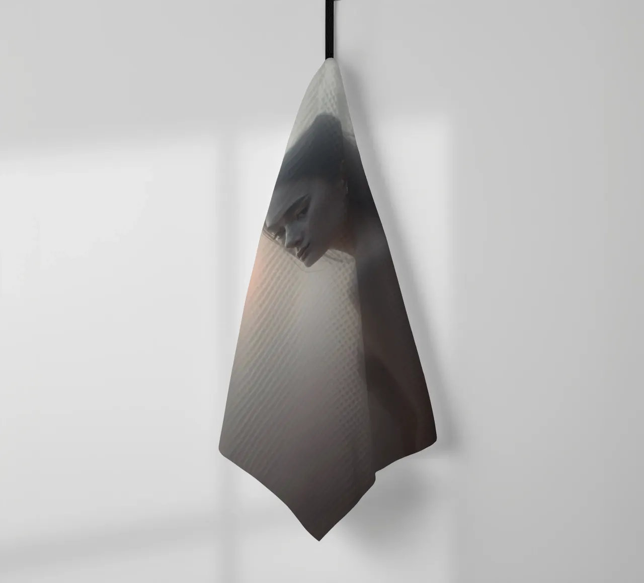 Una donna in piedi in un paesaggio nebbioso all'alba canovaccio da cucina da DesignDoodle
