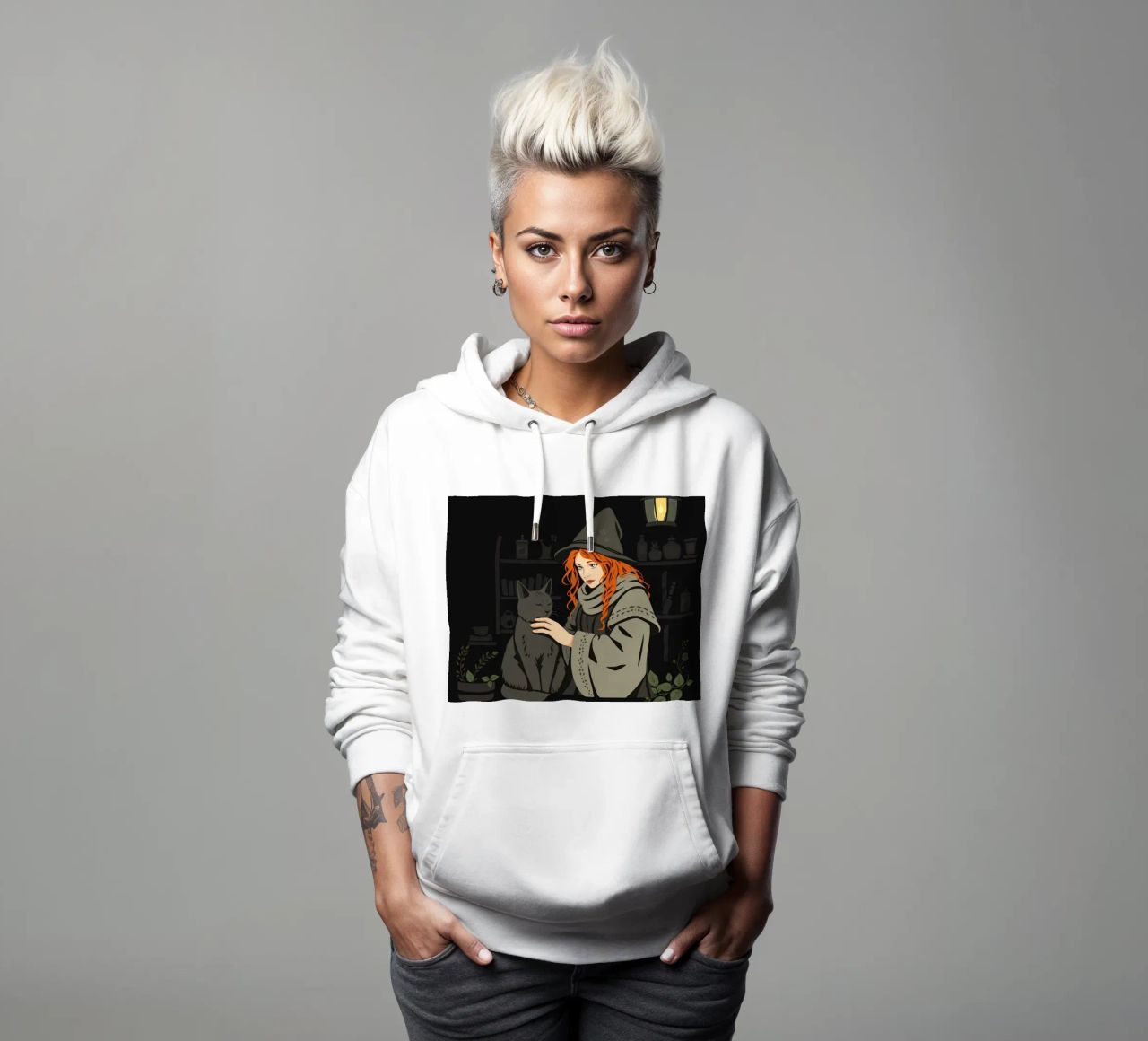 Una joven bruja de pelo rojo vibrante juega con su gato gris sudadera con capucha de DesignDoodle