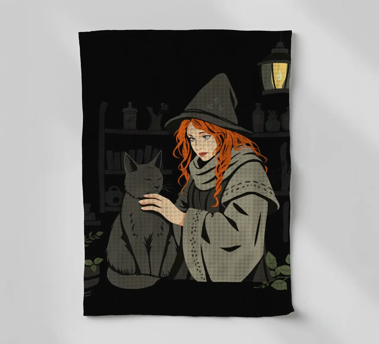 Eine junge Hexe mit leuchtend rotem Haar spielt mit ihrer grauen Katze Geschirrtuch von DesignDoodle