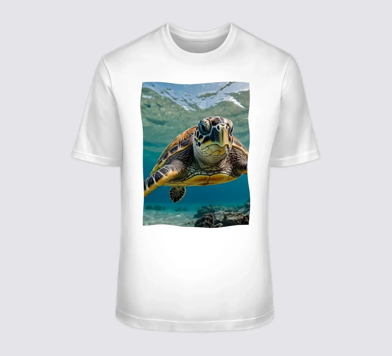 Eine Meeresschildkröte, die anmutig durch klares blaues Wasser gleitet T-Shirt von DesignDoodle