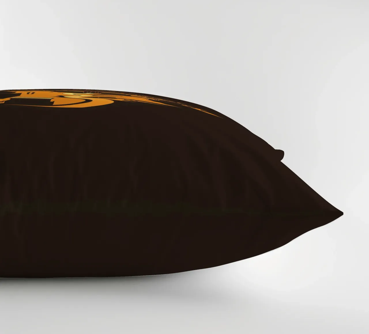 Un tramonto mette in risalto un tranquillo villaggio con sentieri tortuosi cuscino da DesignDoodle