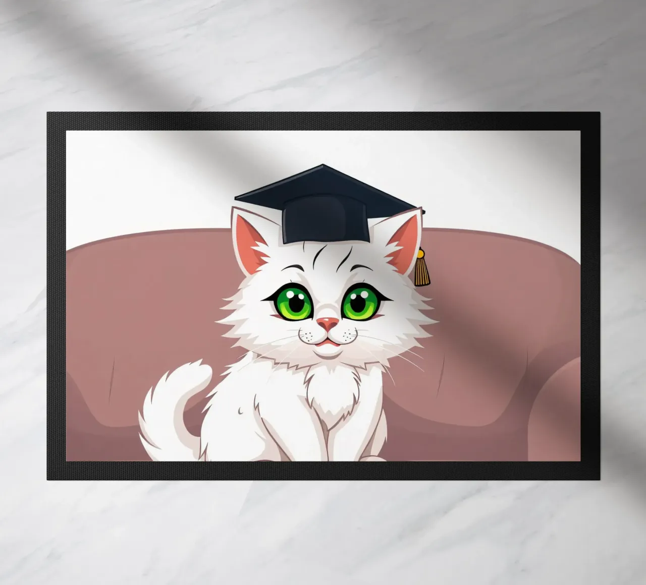 Un gatto bianco con gli occhi verdi che indossa un cappello da laurea zerbino da DesignDoodle