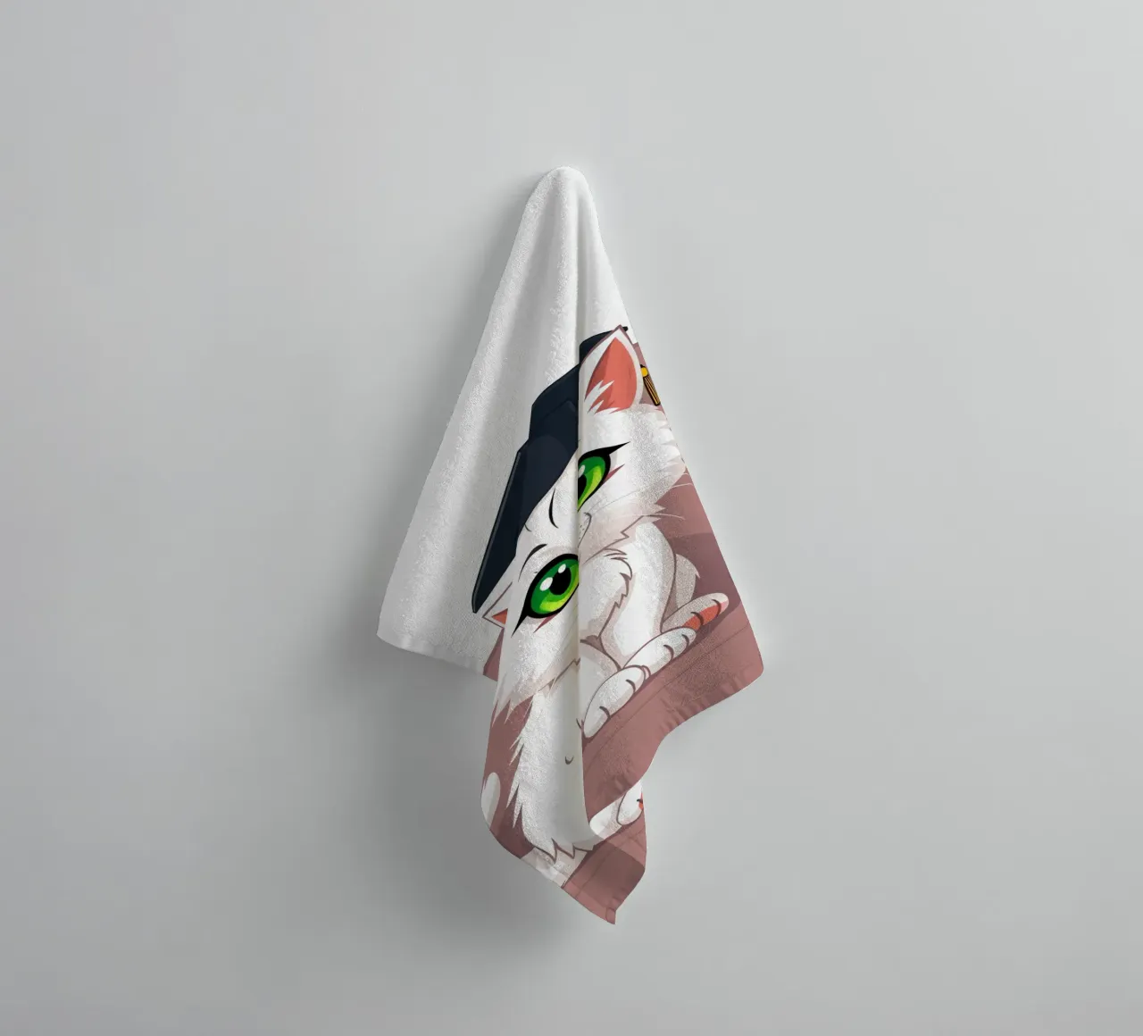 Un gatto bianco con gli occhi verdi che indossa un cappello da laurea asciugamano da bagno da DesignDoodle