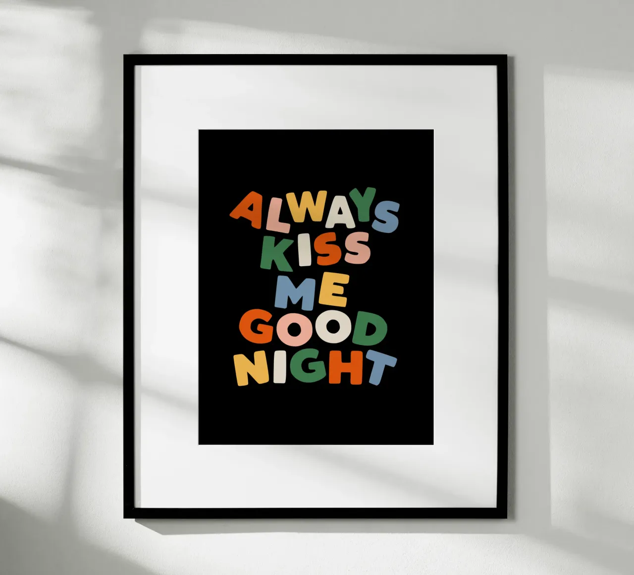 Always Kiss Me Goodnight en noir, rouge, vert, jaune et bleu poster avec cadre en aluminium de THE MOTIVATED TYPE
