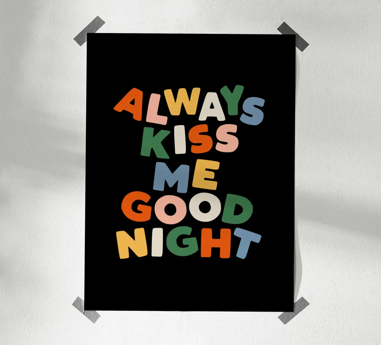 Always Kiss Me Goodnight en noir, rouge, vert, jaune et bleu poster avec cadre en aluminium de THE MOTIVATED TYPE