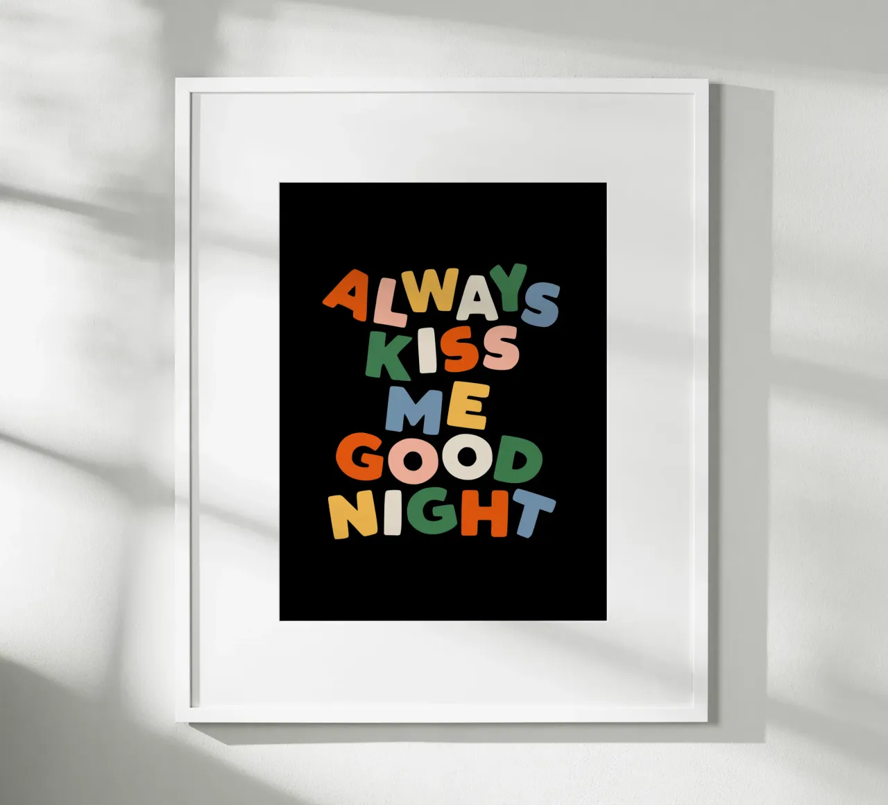 Always Kiss Me Goodnight en noir, rouge, vert, jaune et bleu poster avec cadre en aluminium de THE MOTIVATED TYPE