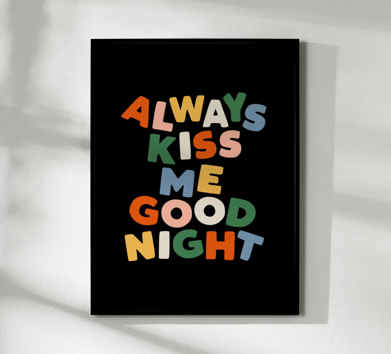 Always Kiss Me Goodnight en noir, rouge, vert, jaune et bleu poster avec cadre en aluminium de THE MOTIVATED TYPE