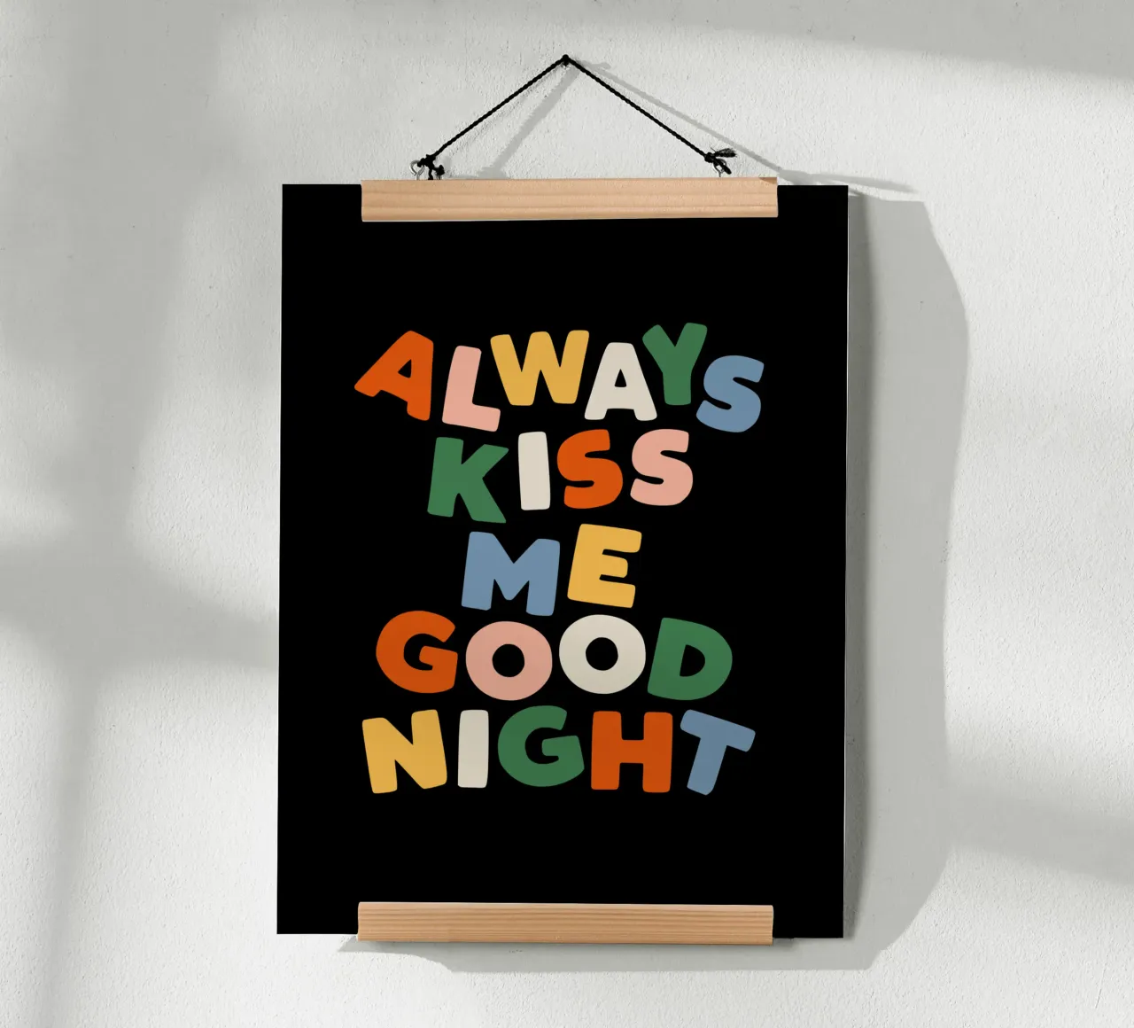 Always Kiss Me Goodnight en noir, rouge, vert, jaune et bleu poster avec cadre en aluminium de THE MOTIVATED TYPE