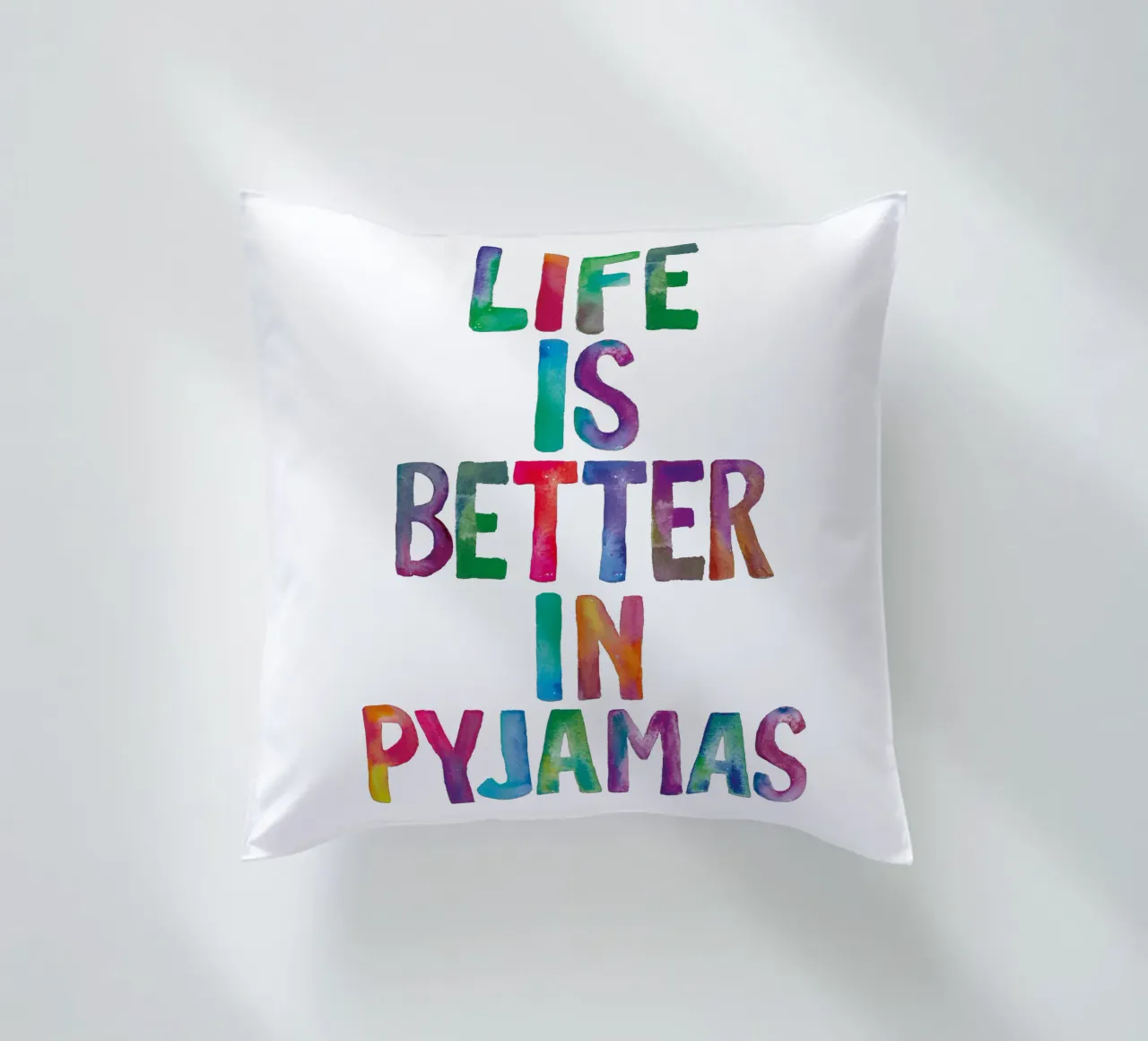 La vita è migliore in pigiama Design tipografico arcobaleno cuscino da THE MOTIVATED TYPE