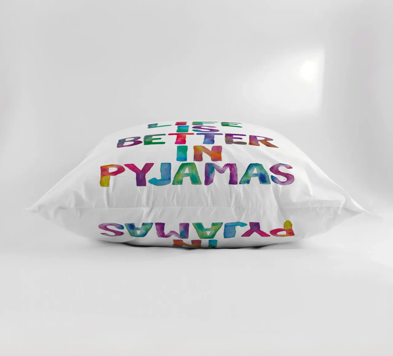 La vita è migliore in pigiama Design tipografico arcobaleno cuscino da THE MOTIVATED TYPE