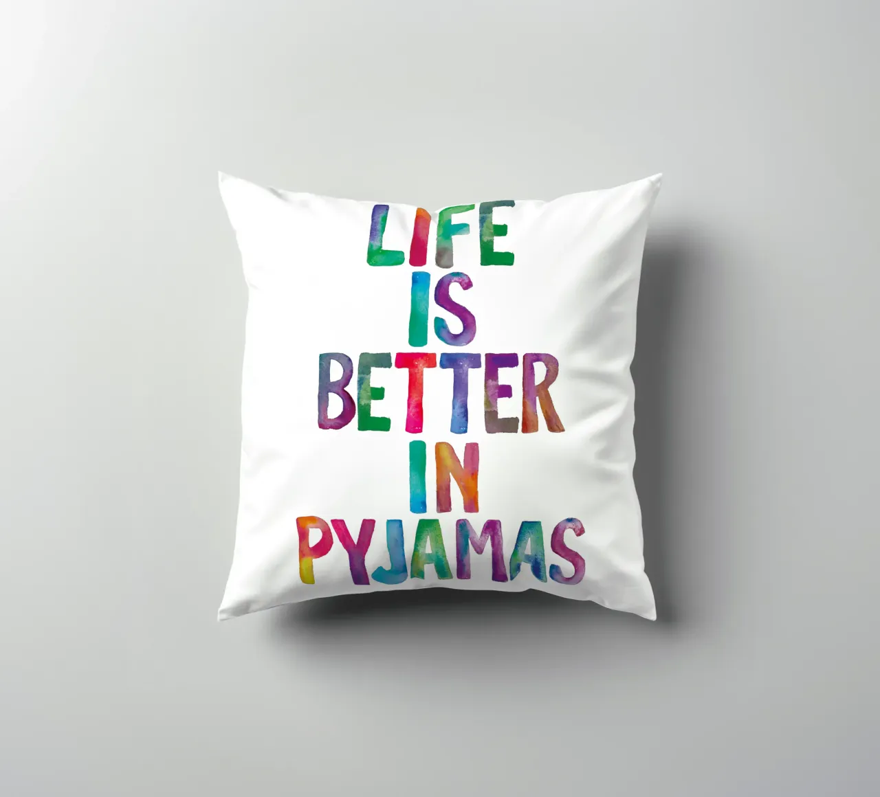 La vita è migliore in pigiama Design tipografico arcobaleno cuscino da THE MOTIVATED TYPE