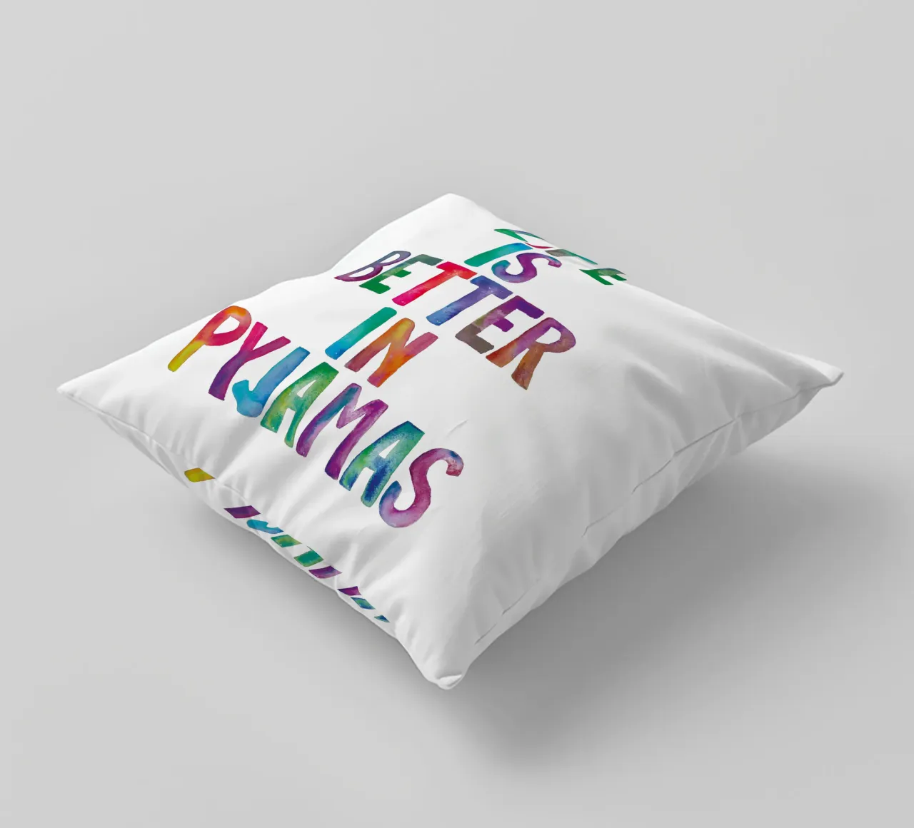 La vita è migliore in pigiama Design tipografico arcobaleno cuscino da THE MOTIVATED TYPE