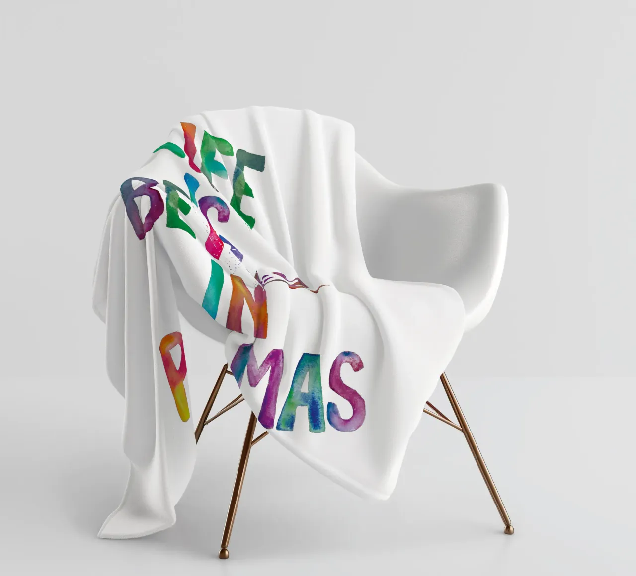 La vita è migliore in pigiama Design tipografico arcobaleno coperta in pile da THE MOTIVATED TYPE