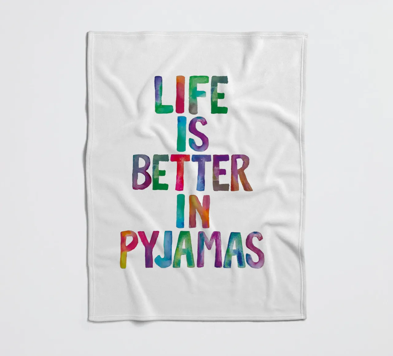 La vita è migliore in pigiama Design tipografico arcobaleno coperta in pile da THE MOTIVATED TYPE