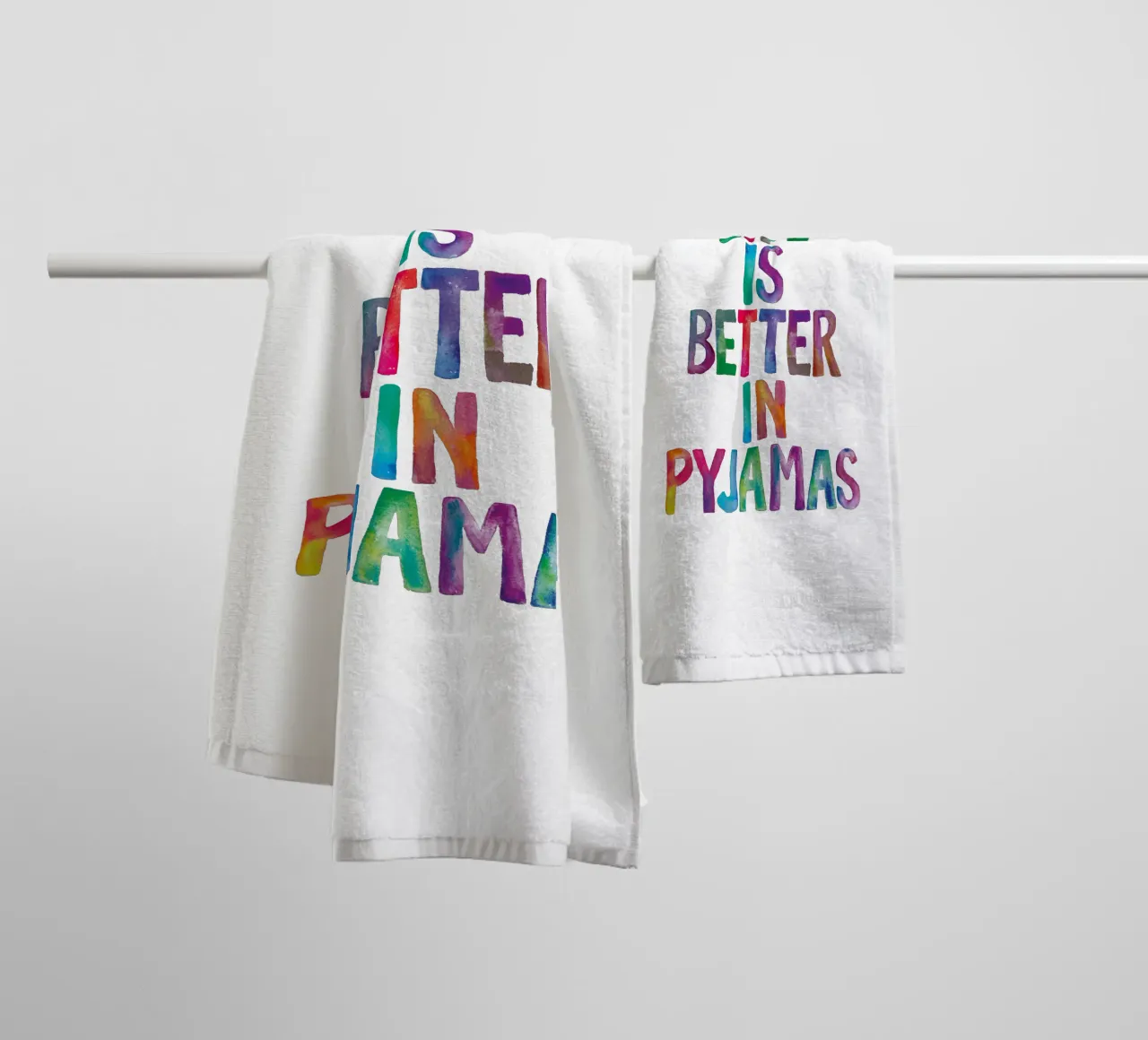 Life is Better in Pyjamas Regenbogen Typografie Design Handtuch von THE MOTIVATED TYPE