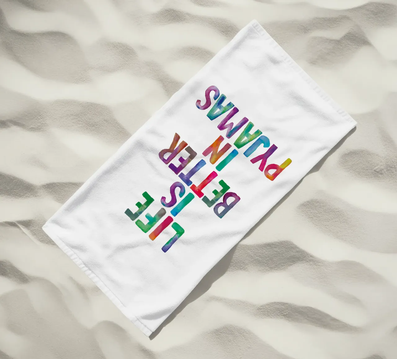 La vita è migliore in pigiama Design tipografico arcobaleno telo mare da THE MOTIVATED TYPE