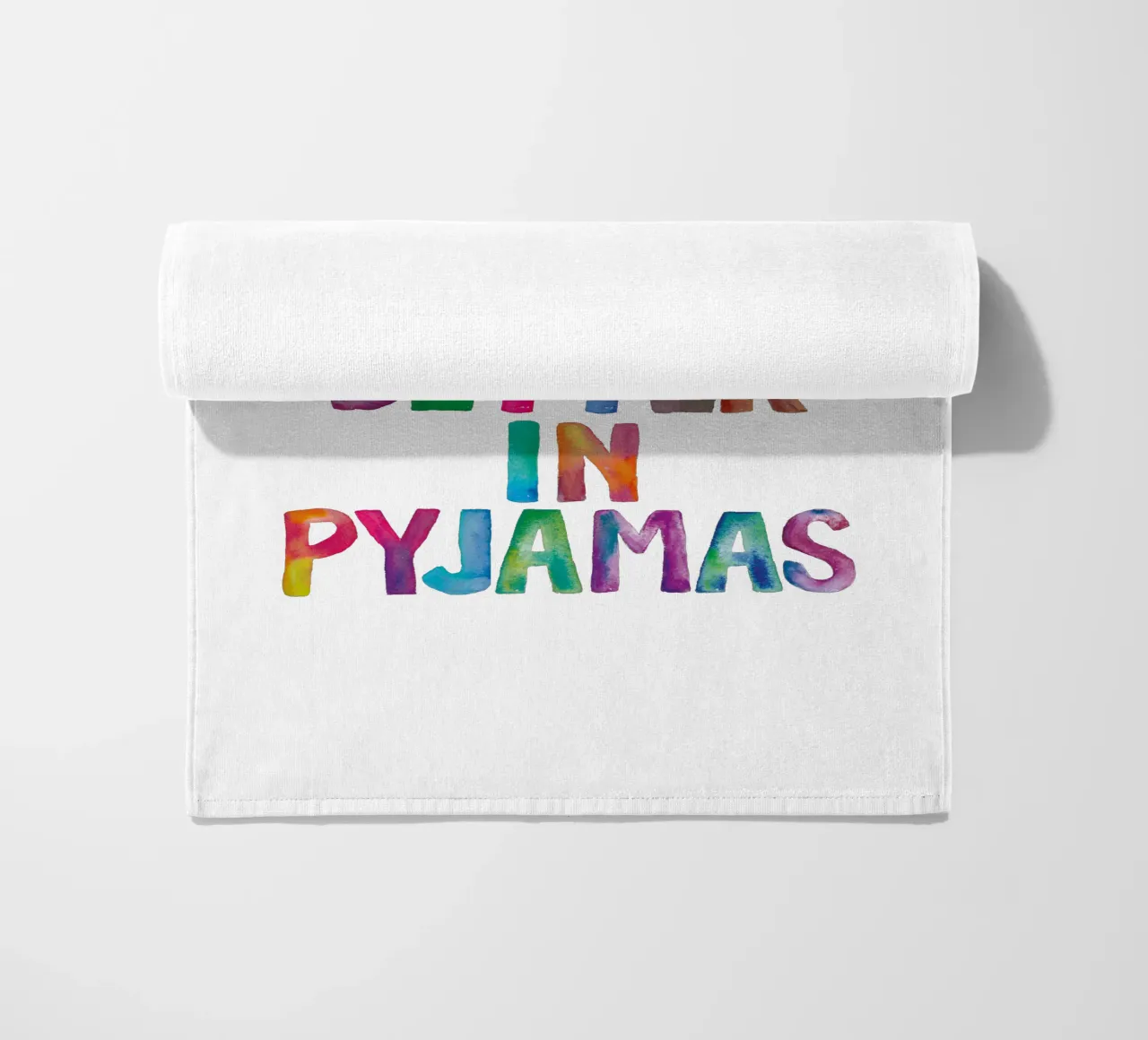 La vita è migliore in pigiama Design tipografico arcobaleno telo mare da THE MOTIVATED TYPE