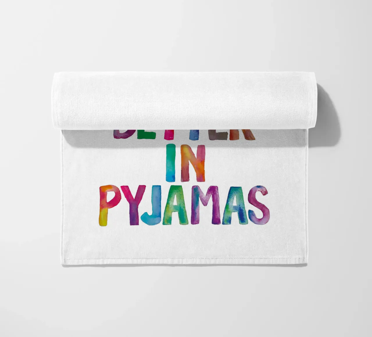 La vita è migliore in pigiama Design tipografico arcobaleno telo mare da THE MOTIVATED TYPE
