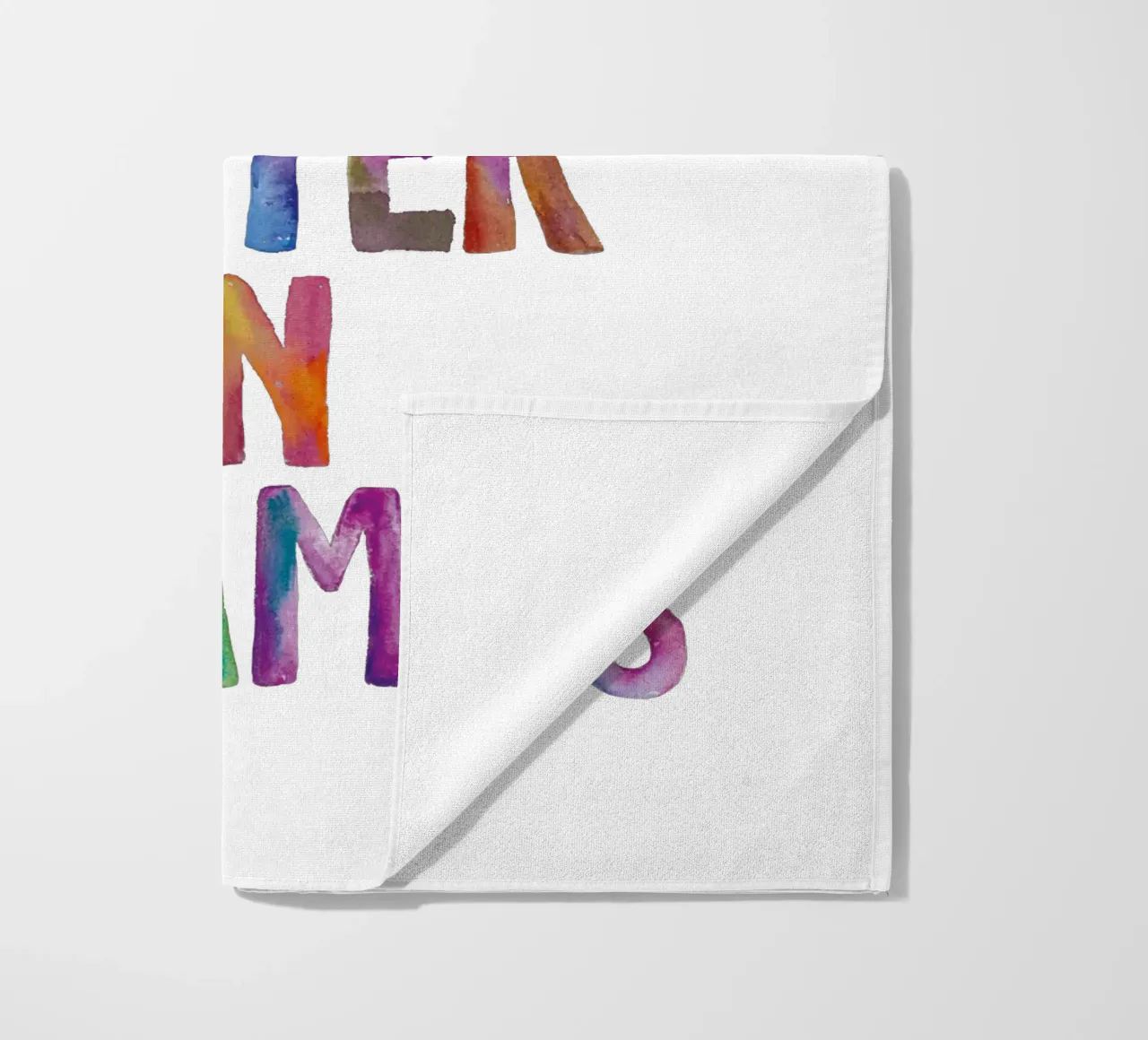 La vita è migliore in pigiama Design tipografico arcobaleno telo mare da THE MOTIVATED TYPE
