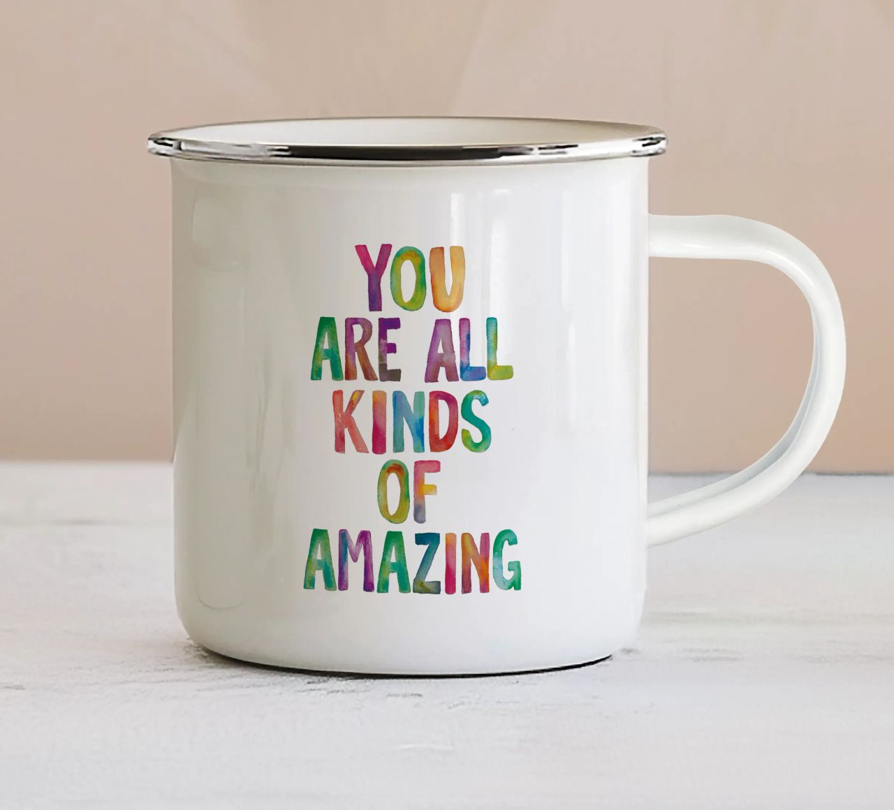 Sei tutti i tipi di incredibile design tipografico arcobaleno tazza in smalto da THE MOTIVATED TYPE
