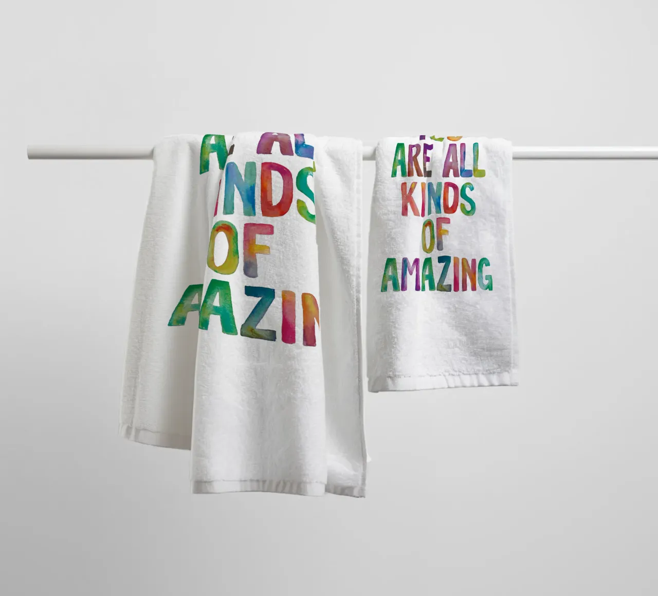 Sei tutti i tipi di incredibile design tipografico arcobaleno asciugamano da bagno da THE MOTIVATED TYPE