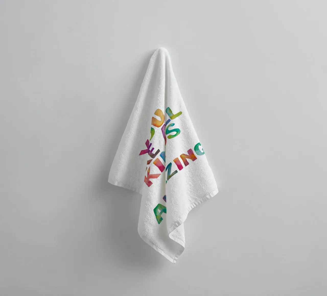 Sei tutti i tipi di incredibile design tipografico arcobaleno asciugamano da bagno da THE MOTIVATED TYPE