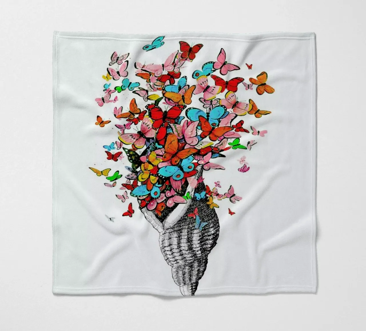 Seashell with butterflies coperta in pile da Rococco LA