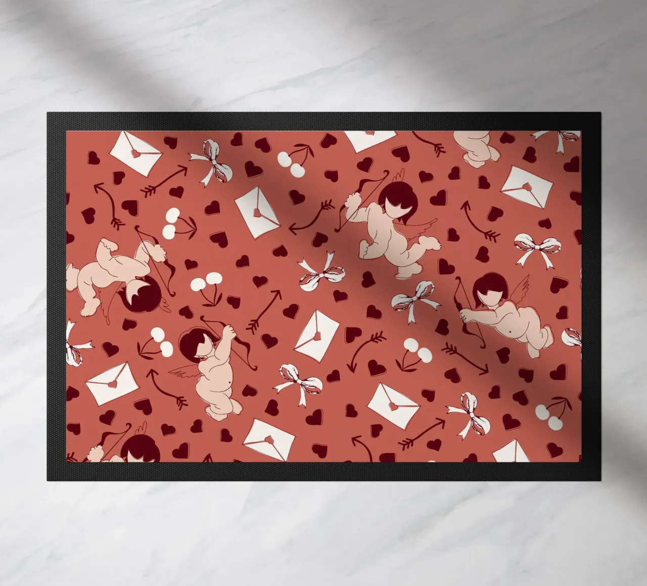 Playful Cherubs Pattern Dusty Red zerbino da Claudia S. Design