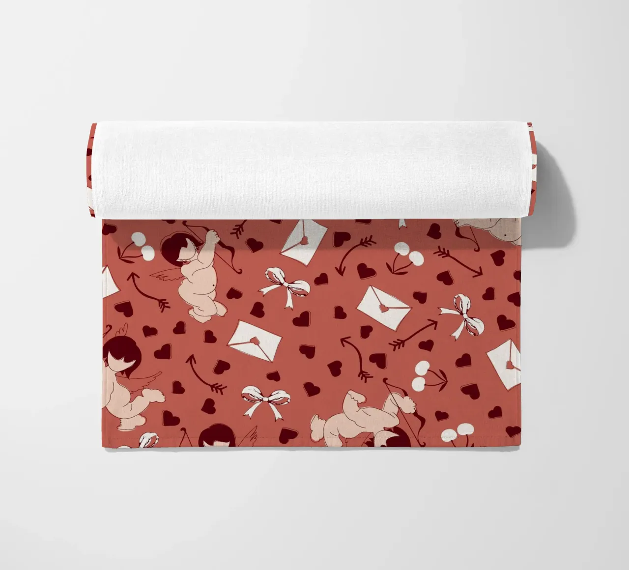 Playful Cherubs Pattern Dusty Red telo mare da Claudia S. Design