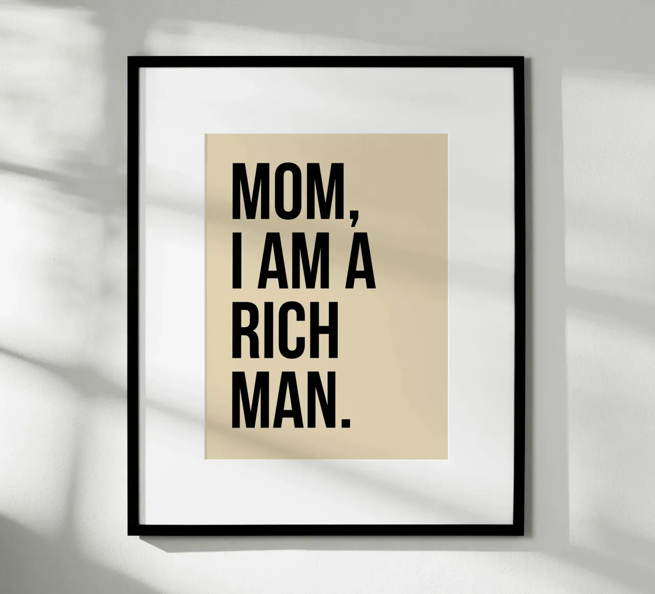 MOM, I AM A RICH MAN. poster con telaio in alluminio da ramosashop