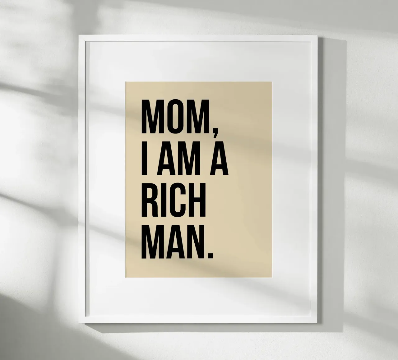 MOM, I AM A RICH MAN. poster con telaio in alluminio da ramosashop