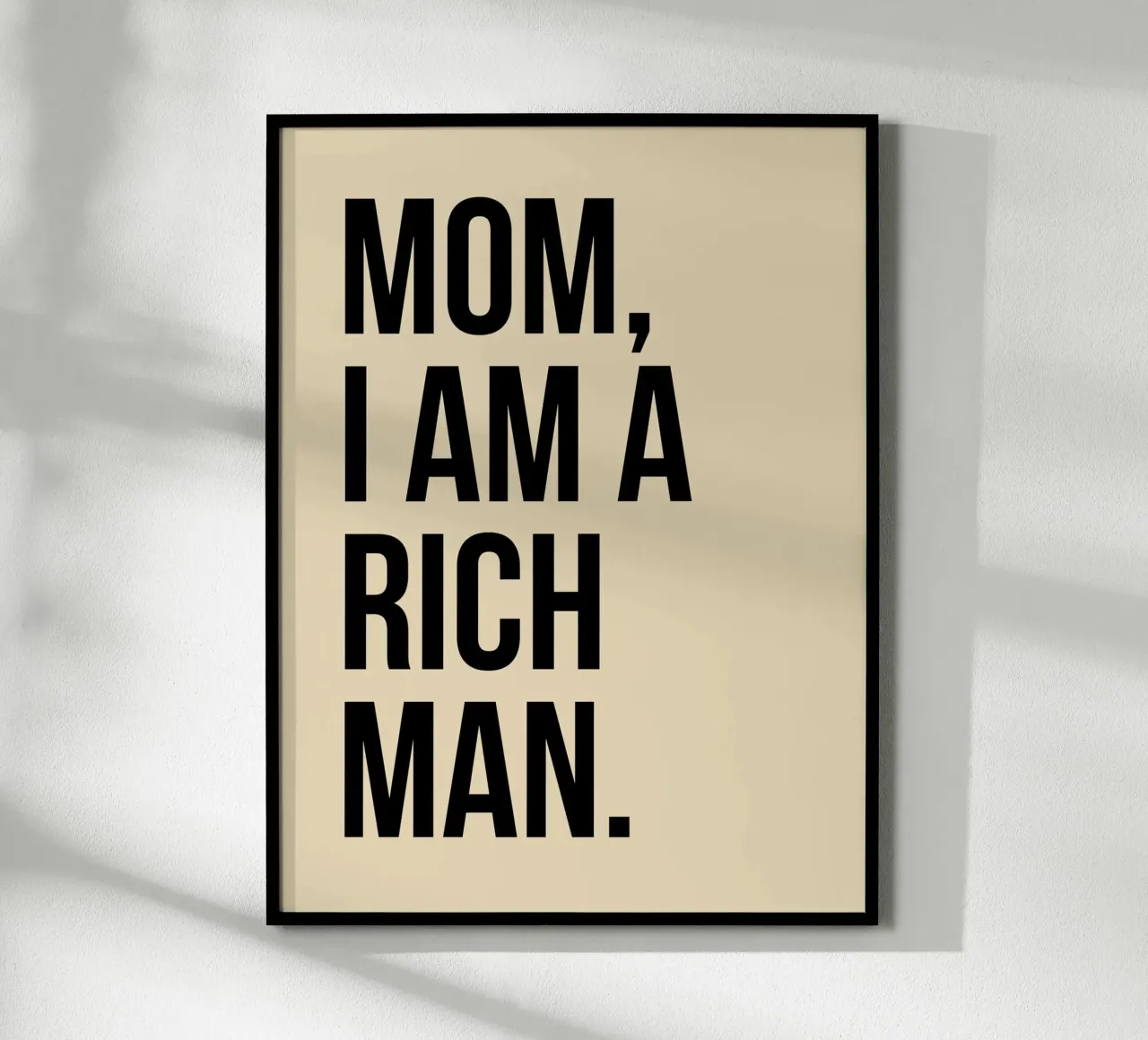 MOM, I AM A RICH MAN. poster con telaio in alluminio da ramosashop
