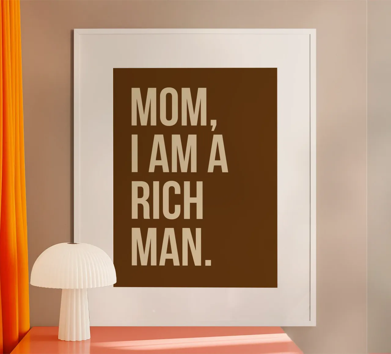 MOM, I AM A RICH MAN. poster con telaio in alluminio da ramosashop