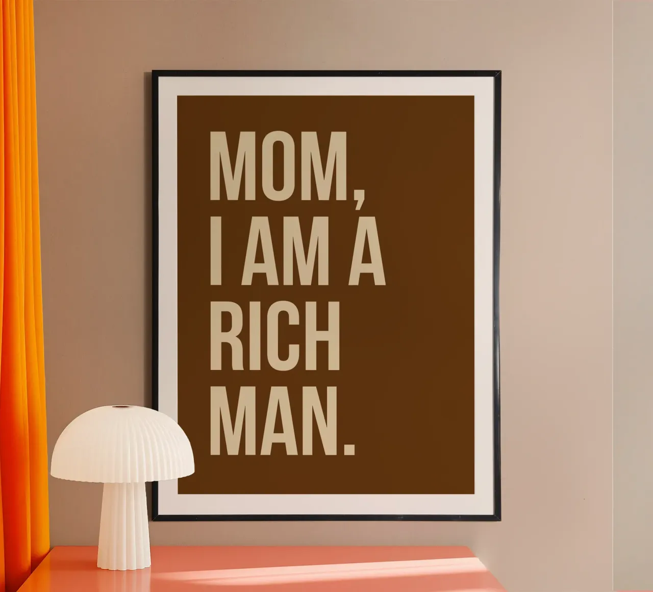 MOM, I AM A RICH MAN. poster con telaio in alluminio da ramosashop