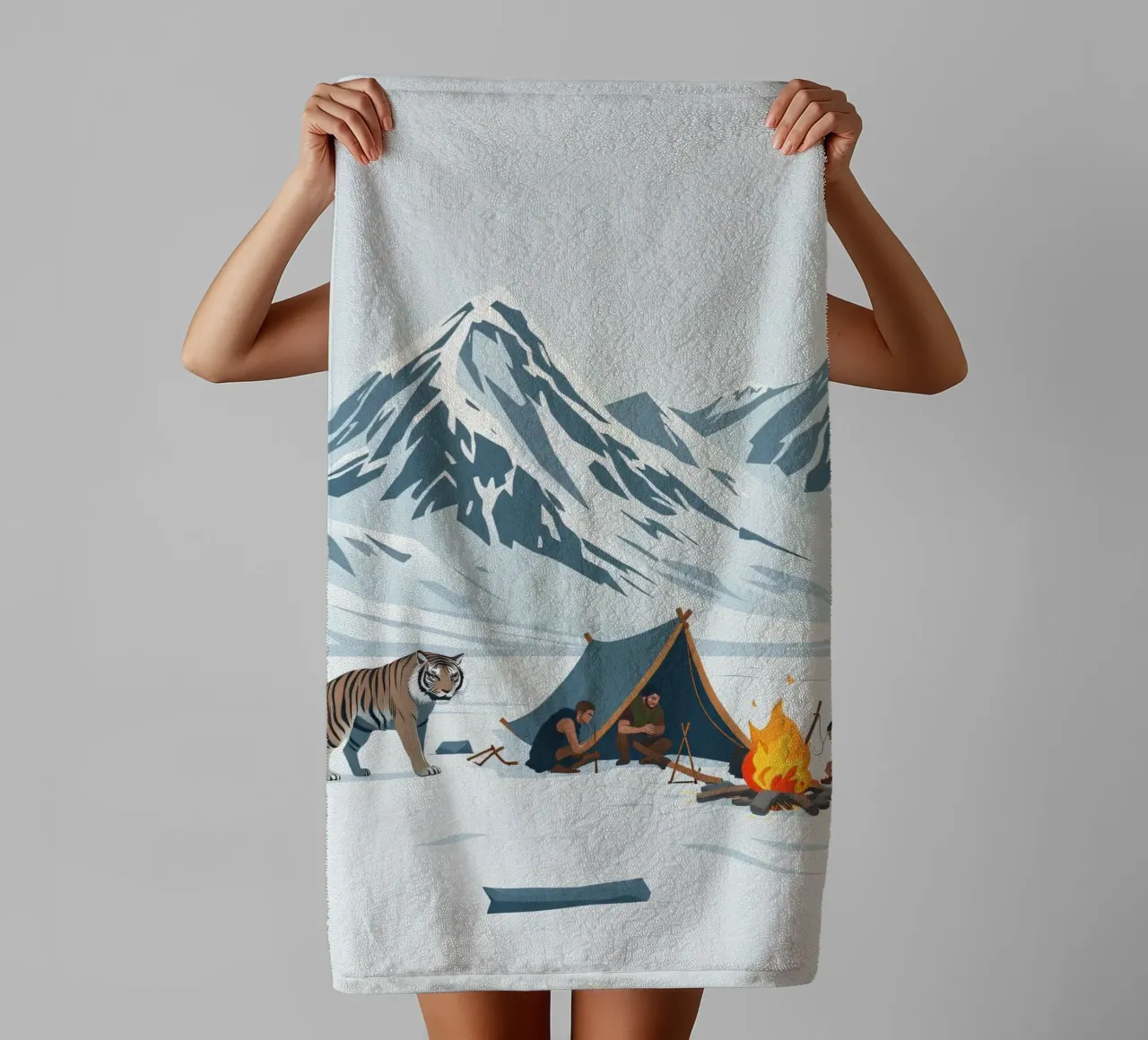 gruppo di esploratori in campeggio vicino a roaring fire montagne innevate asciugamano da bagno da DesignDoodle