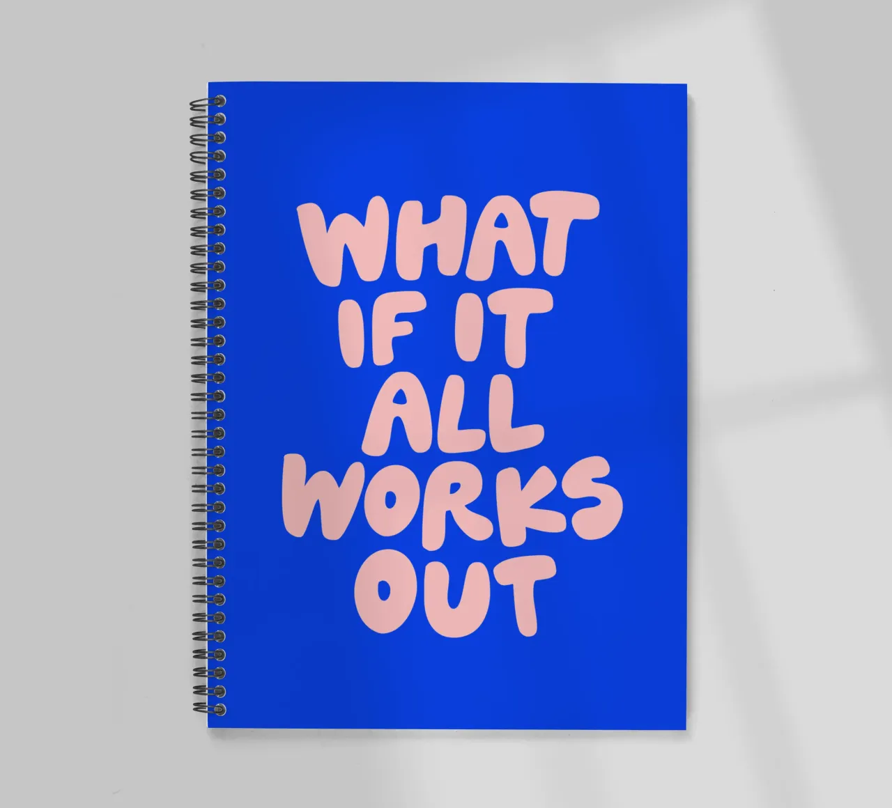 Cosa succede se tutto funziona rosa e blu Typografie Design diario ad anelli da THE MOTIVATED TYPE