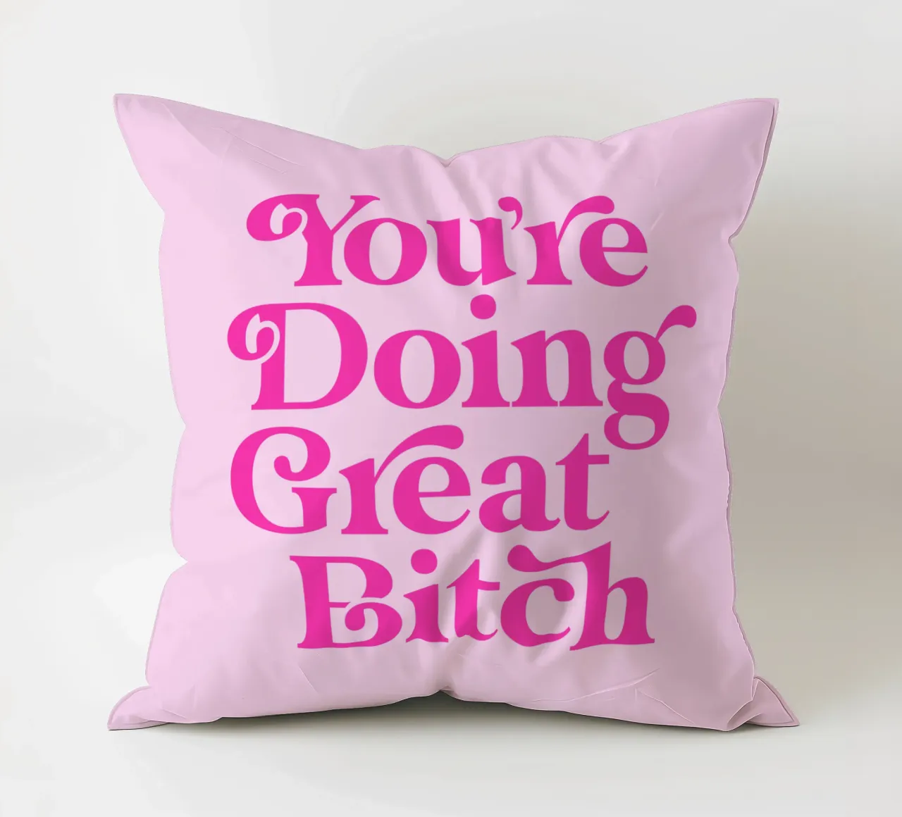 Stampa tipografica rosa Sassy You're Doing Great Bitch cuscino da THE MOTIVATED TYPE